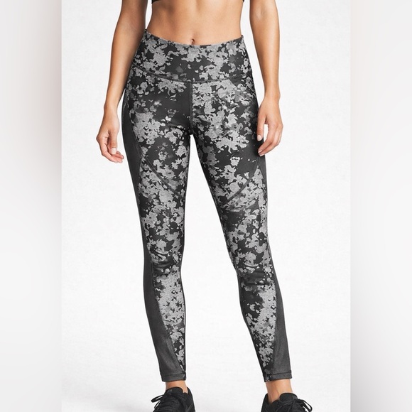 Under Armour Pants - Under Armour women’s S HeatGear Compression Leggings Gray Black Camo(A231)&✨